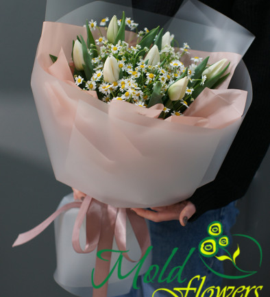 Bouquet of white tulips and chamomile Matricaria photo 394x433
